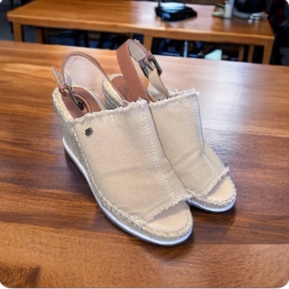 Tommy Hilfiger Shoes - TOMMY HILFIGER size 7 1/2 M